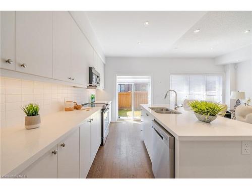 417 Athabasca Common, Oakville, ON - Indoor Photo Showing Kitchen With Double Sink With Upgraded Kitchen