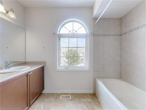 45 Lisbeth Crescent, Kawartha Lakes, ON - Indoor Photo Showing Bathroom