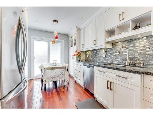 1220 Old Oak Drive, Oakville, ON - Indoor Photo Showing Kitchen With Upgraded Kitchen