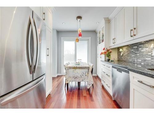 1220 Old Oak Drive, Oakville, ON - Indoor Photo Showing Kitchen With Upgraded Kitchen