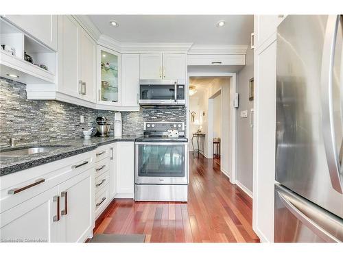 1220 Old Oak Drive, Oakville, ON - Indoor Photo Showing Kitchen With Upgraded Kitchen