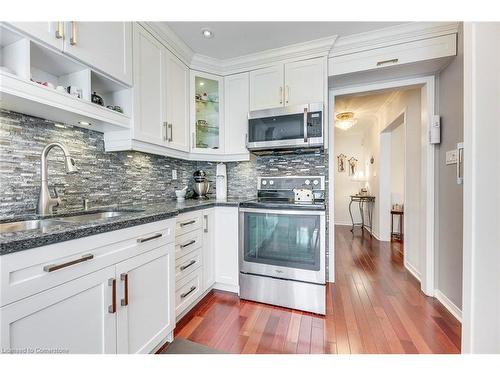 1220 Old Oak Drive, Oakville, ON - Indoor Photo Showing Kitchen With Upgraded Kitchen