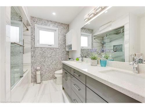 1220 Old Oak Drive, Oakville, ON - Indoor Photo Showing Bathroom