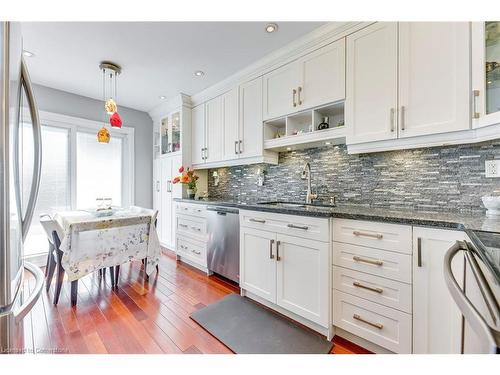 1220 Old Oak Drive, Oakville, ON - Indoor Photo Showing Kitchen With Upgraded Kitchen