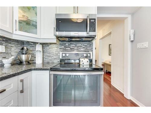 1220 Old Oak Drive, Oakville, ON - Indoor Photo Showing Kitchen With Upgraded Kitchen