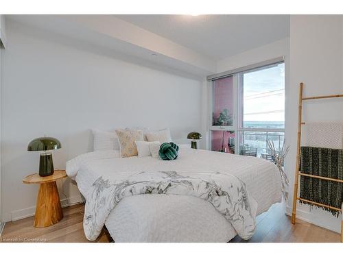 A527-5230 Dundas Street, Burlington, ON - Indoor Photo Showing Bedroom