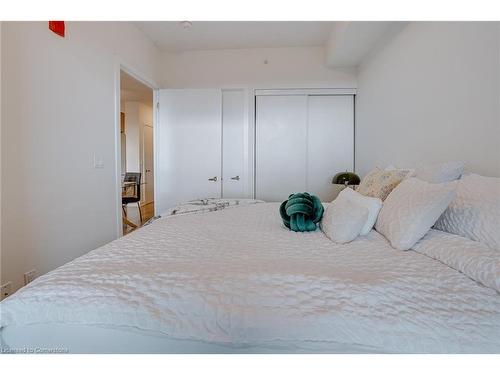 A527-5230 Dundas Street, Burlington, ON - Indoor Photo Showing Bedroom