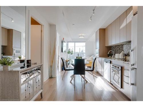 A527-5230 Dundas Street, Burlington, ON - Indoor Photo Showing Kitchen With Upgraded Kitchen