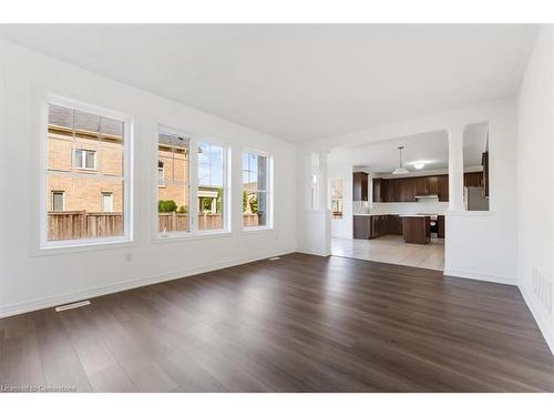 9175 White Oak Avenue, Niagara Falls, ON - Indoor Photo Showing Living Room