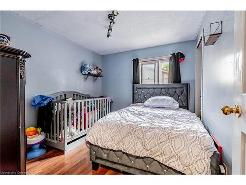 2 1/2 Leaside Drive, St. Catharines, ON - Indoor Photo Showing Bedroom