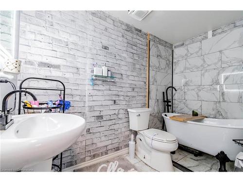 2 1/2 Leaside Drive, St. Catharines, ON - Indoor Photo Showing Bathroom