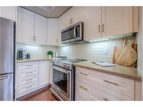 380 Threshing Mill Boulevard, Oakville, ON - Indoor Photo Showing Kitchen With Upgraded Kitchen