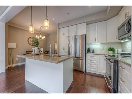 380 Threshing Mill Boulevard, Oakville, ON - Indoor Photo Showing Kitchen With Double Sink With Upgraded Kitchen