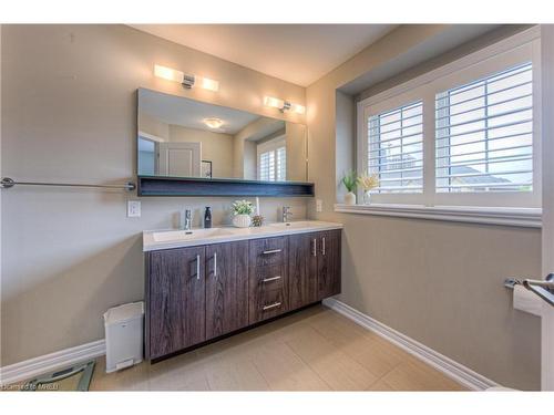 380 Threshing Mill Boulevard, Oakville, ON - Indoor Photo Showing Bathroom