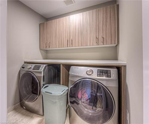 380 Threshing Mill Boulevard, Oakville, ON - Indoor Photo Showing Laundry Room