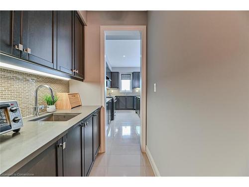 24 Toffee Trail, Hamilton, ON - Indoor Photo Showing Kitchen With Upgraded Kitchen