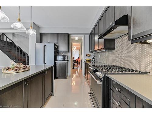 24 Toffee Trail, Hamilton, ON - Indoor Photo Showing Kitchen With Upgraded Kitchen