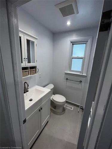 Upper-2086 Bridge Road, Oakville, ON - Indoor Photo Showing Bathroom