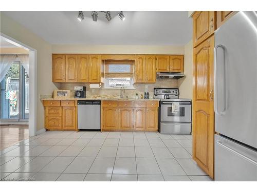 17 Gondola Crescent, Brampton, ON - Indoor Photo Showing Kitchen