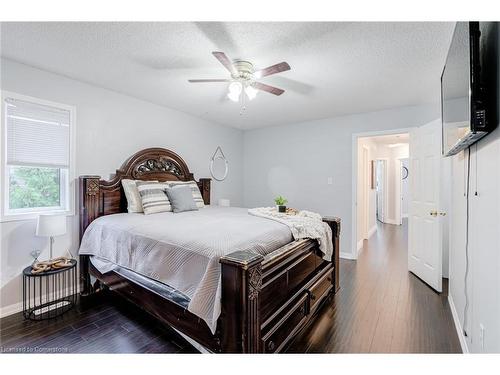 381 Ferndale Road S, Barrie, ON - Indoor Photo Showing Bedroom