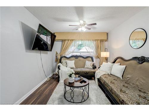 381 Ferndale Road S, Barrie, ON - Indoor Photo Showing Living Room