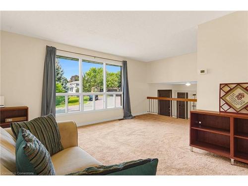 983 Westminster Place, Kingston, ON - Indoor Photo Showing Living Room