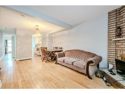 38-5020 Delaware Drive, Mississauga, ON - Indoor Photo Showing Living Room