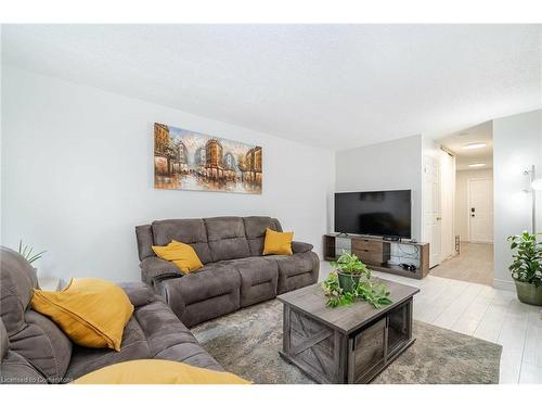 28-1675 Upper Gage Avenue, Hamilton, ON - Indoor Photo Showing Living Room