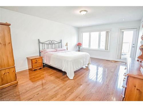 1031 Shaw Drive, Mississauga, ON - Indoor Photo Showing Bedroom