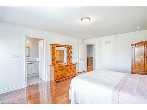 1031 Shaw Drive, Mississauga, ON - Indoor Photo Showing Bedroom