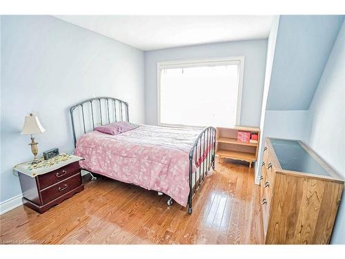 1031 Shaw Drive, Mississauga, ON - Indoor Photo Showing Bedroom