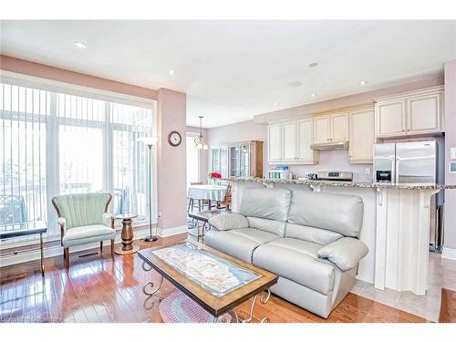 1031 Shaw Drive, Mississauga, ON - Indoor Photo Showing Living Room