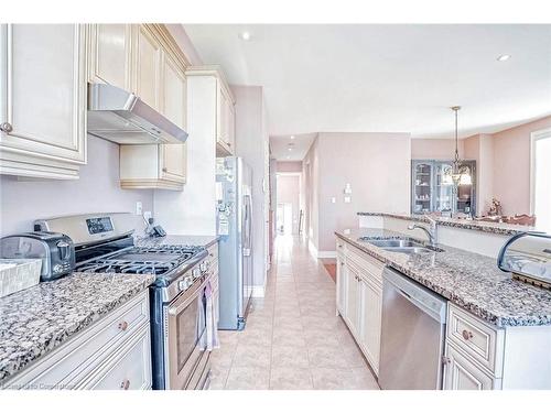 1031 Shaw Drive, Mississauga, ON - Indoor Photo Showing Kitchen With Double Sink With Upgraded Kitchen