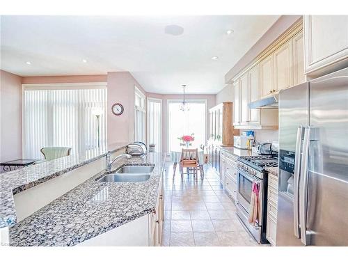 1031 Shaw Drive, Mississauga, ON - Indoor Photo Showing Kitchen With Stainless Steel Kitchen With Double Sink With Upgraded Kitchen