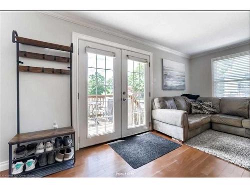 290 Pine Street, Milton, ON - Indoor Photo Showing Living Room