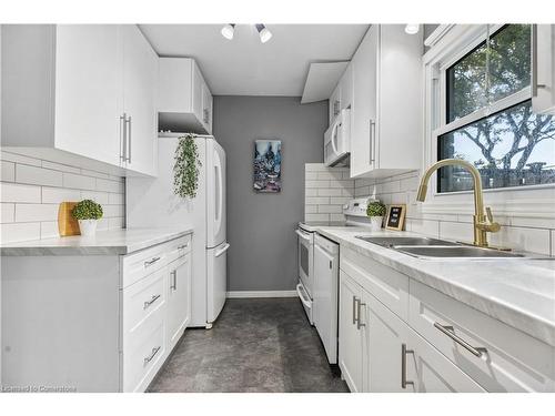 62-690 Little Grey Street, London, ON - Indoor Photo Showing Kitchen With Double Sink