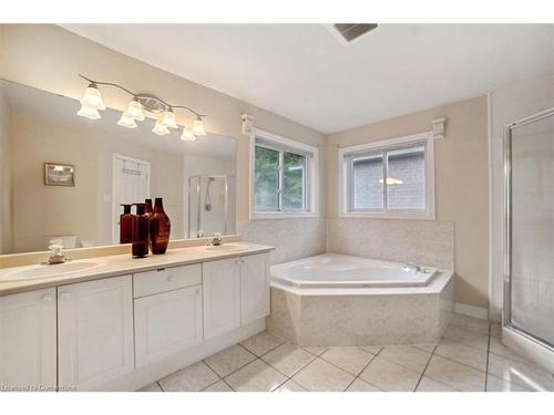 15 Canning Crescent, Cambridge, ON - Indoor Photo Showing Bathroom