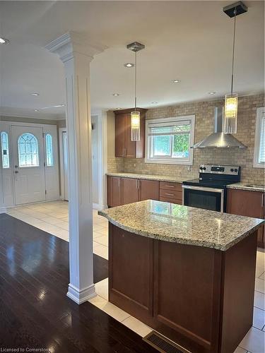 39 Willis Drive, Brampton, ON - Indoor Photo Showing Kitchen With Upgraded Kitchen