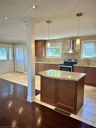 39 Willis Drive, Brampton, ON - Indoor Photo Showing Kitchen With Upgraded Kitchen