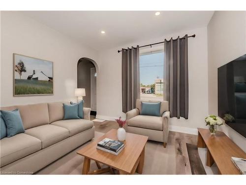 177 Highland Road W, Kitchener, ON - Indoor Photo Showing Living Room