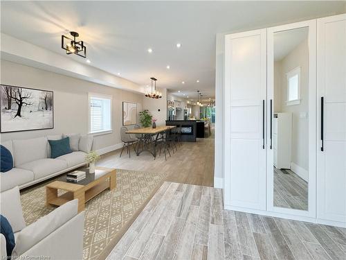 719 Third Street, Mississauga, ON - Indoor Photo Showing Living Room