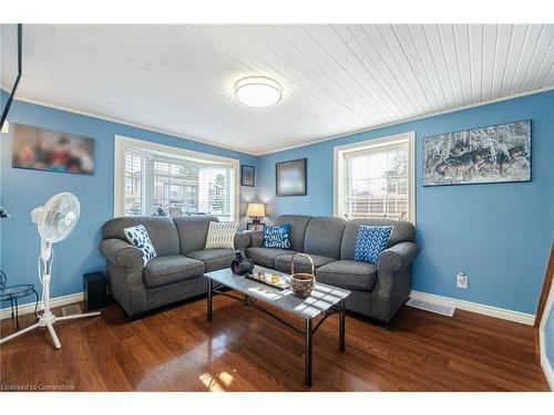 823 Dufferin Street, Woodstock, ON - Indoor Photo Showing Living Room