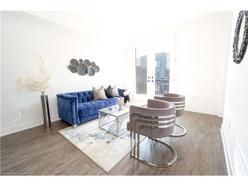 18-99 Roger Street, Waterloo, ON - Indoor Photo Showing Living Room