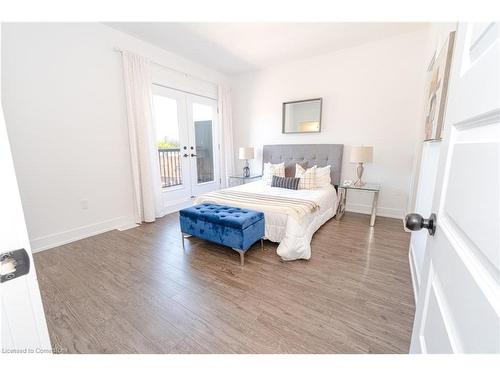 18-99 Roger Street, Waterloo, ON - Indoor Photo Showing Bedroom