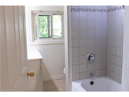 93 Melbourne Street W, Kawartha Lakes, ON - Indoor Photo Showing Bathroom