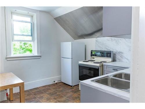 93 Melbourne Street W, Kawartha Lakes, ON - Indoor Photo Showing Kitchen With Double Sink