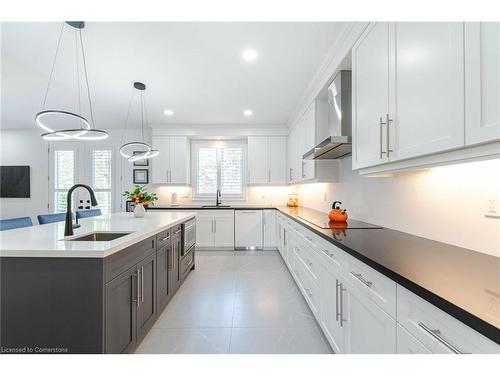 127 Court Drive, Paris, ON - Indoor Photo Showing Kitchen With Upgraded Kitchen