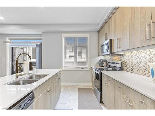 16-177 Edgevalley Road, London, ON - Indoor Photo Showing Kitchen With Double Sink With Upgraded Kitchen