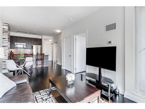 1903-510 Curran Place, Mississauga, ON - Indoor Photo Showing Living Room