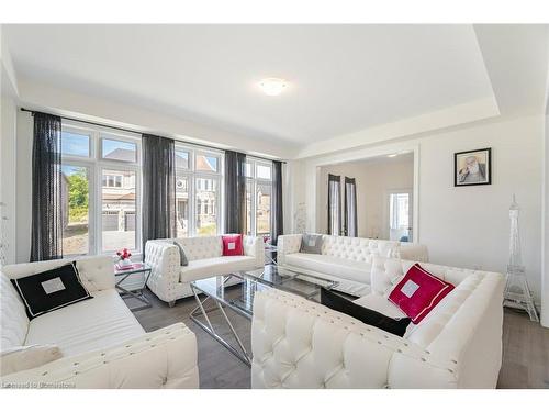 189 Thompson Drive Drive, East Gwillimbury, ON - Indoor Photo Showing Living Room